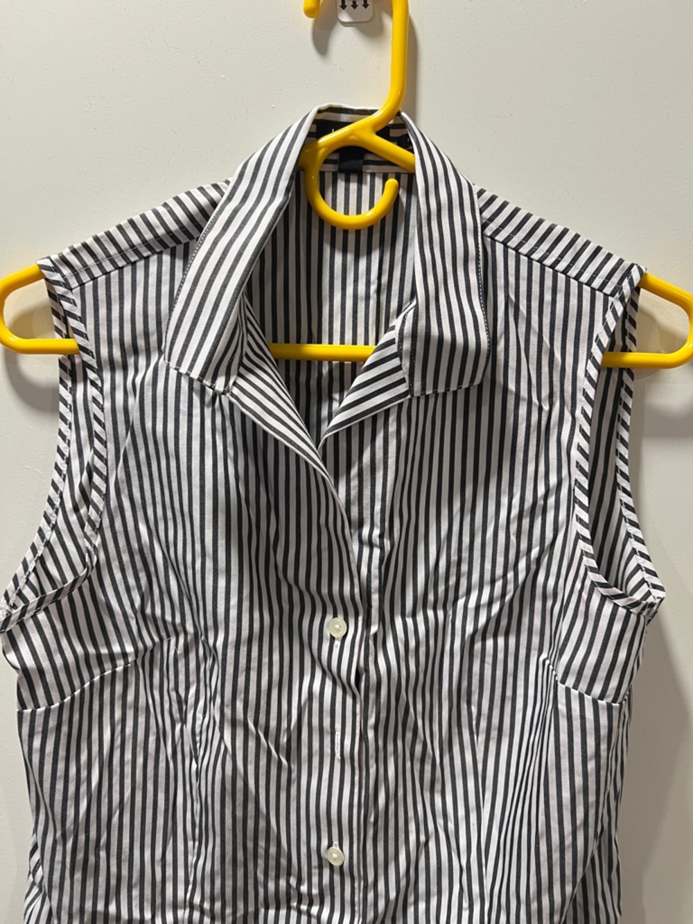 Jones New York Black and White Striped Sleeveless Button-Down Top